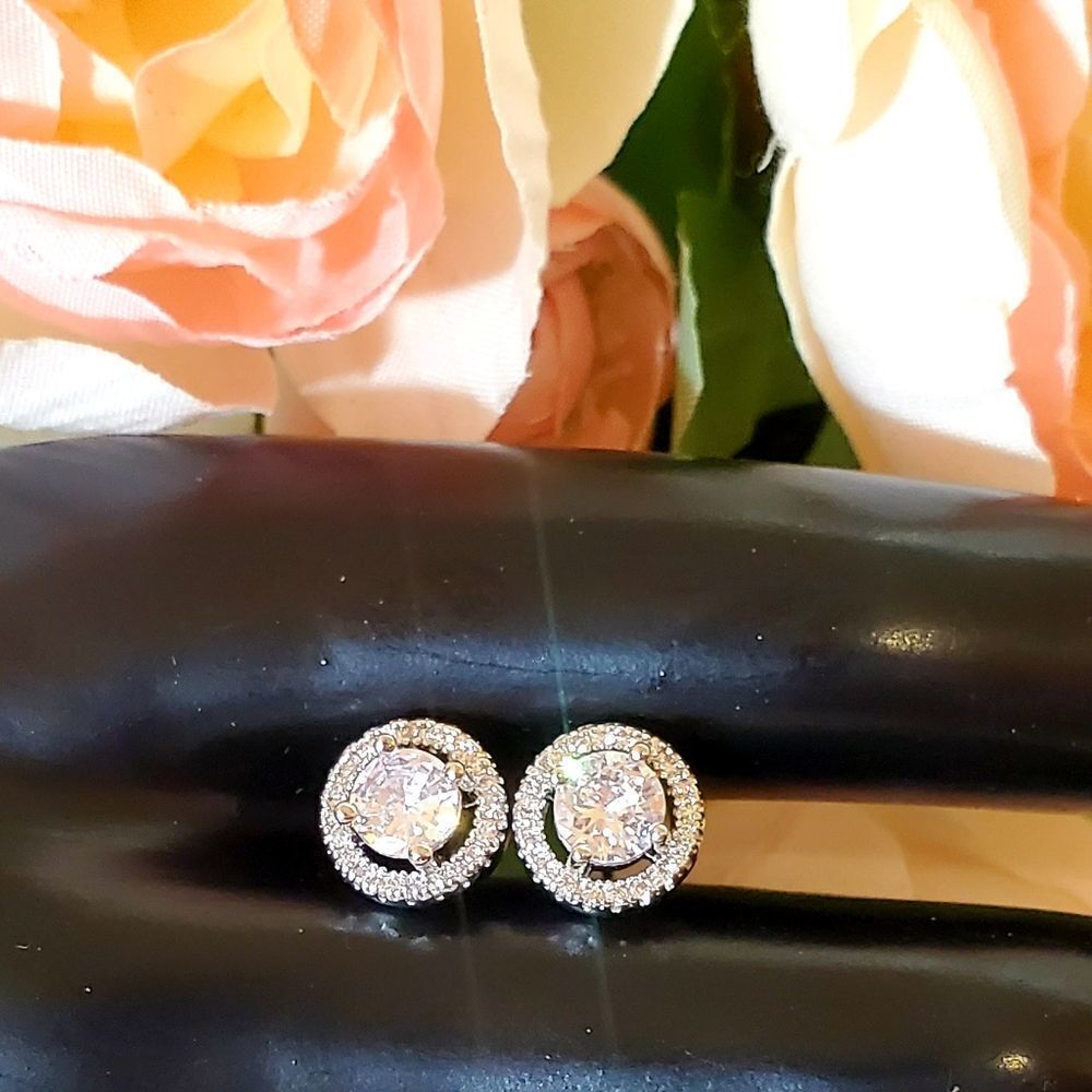 𝅺cubic Zirconia Silvertone Classic Stud Earrings